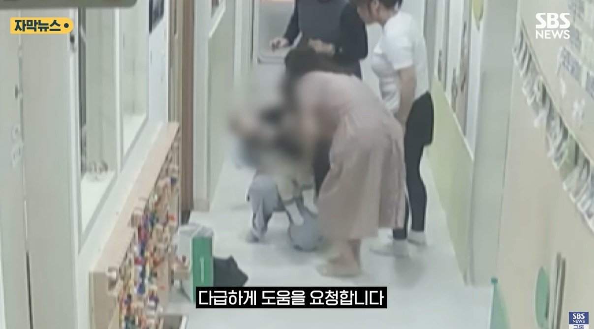 아기 목에 뭐가 걸리고 엄마가 한 행동